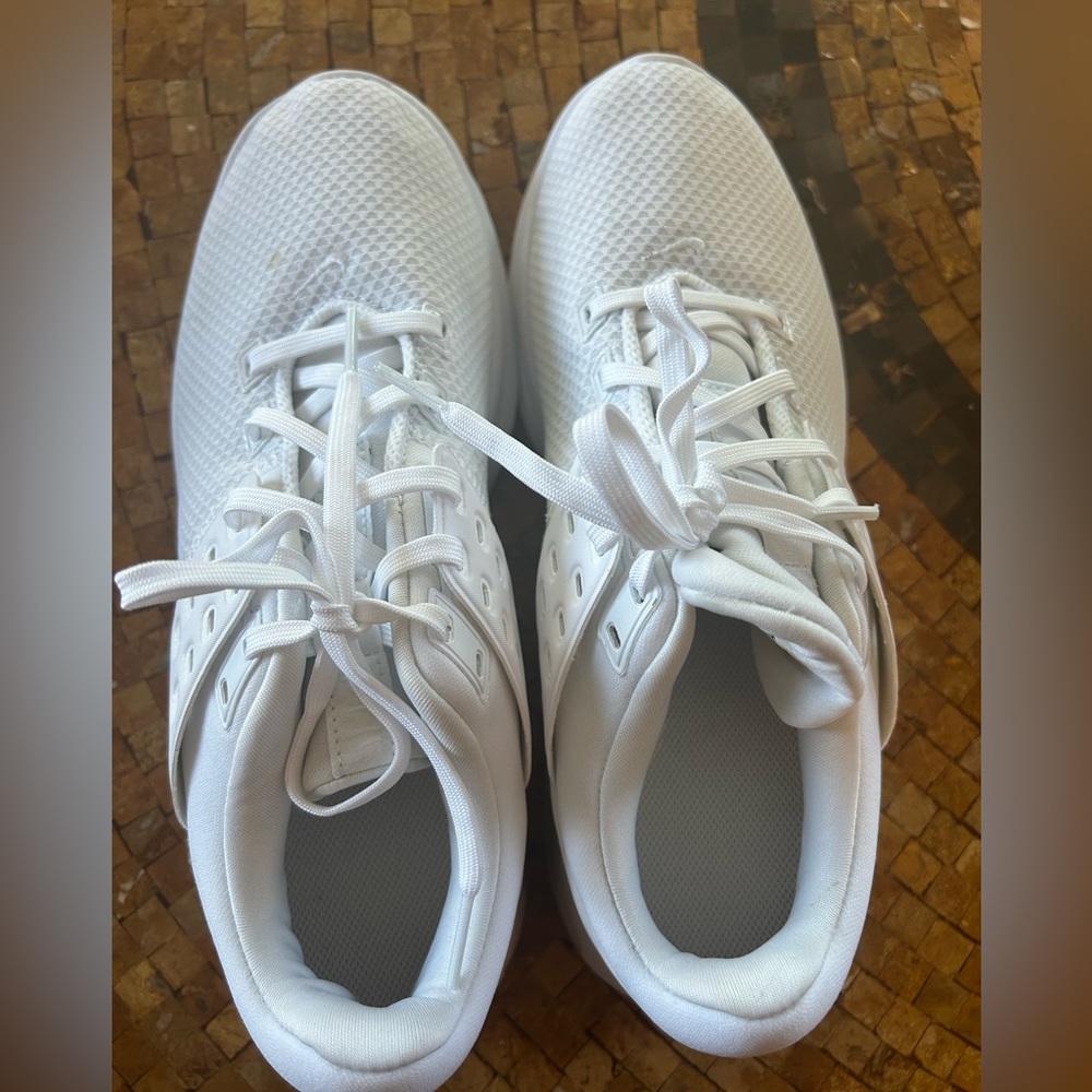 Women’s Nike Air max bella triple white size 9